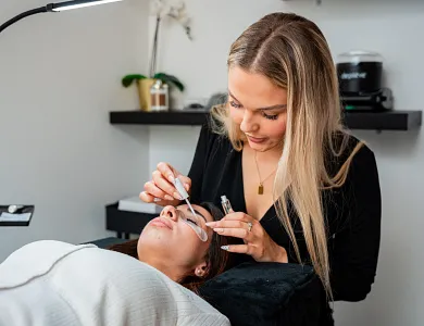 Wimperbehandeling in het schoonheidssalon